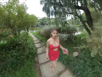 欧美vr视频 - 与妙龄性感女郎在无人的公园角落