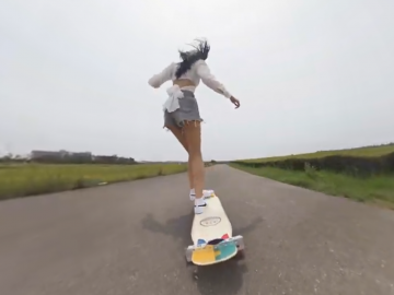 虚拟现实 - 牛仔热裤长腿美女的滑板运动